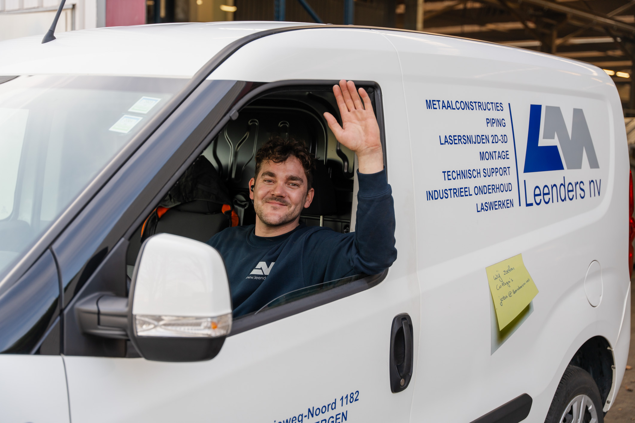 Een onderhoudstechnieker vertrekt met de wagen naar een klant.